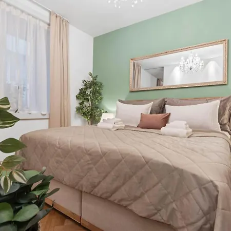 Central Ac Terrace Freeparking Apartman *